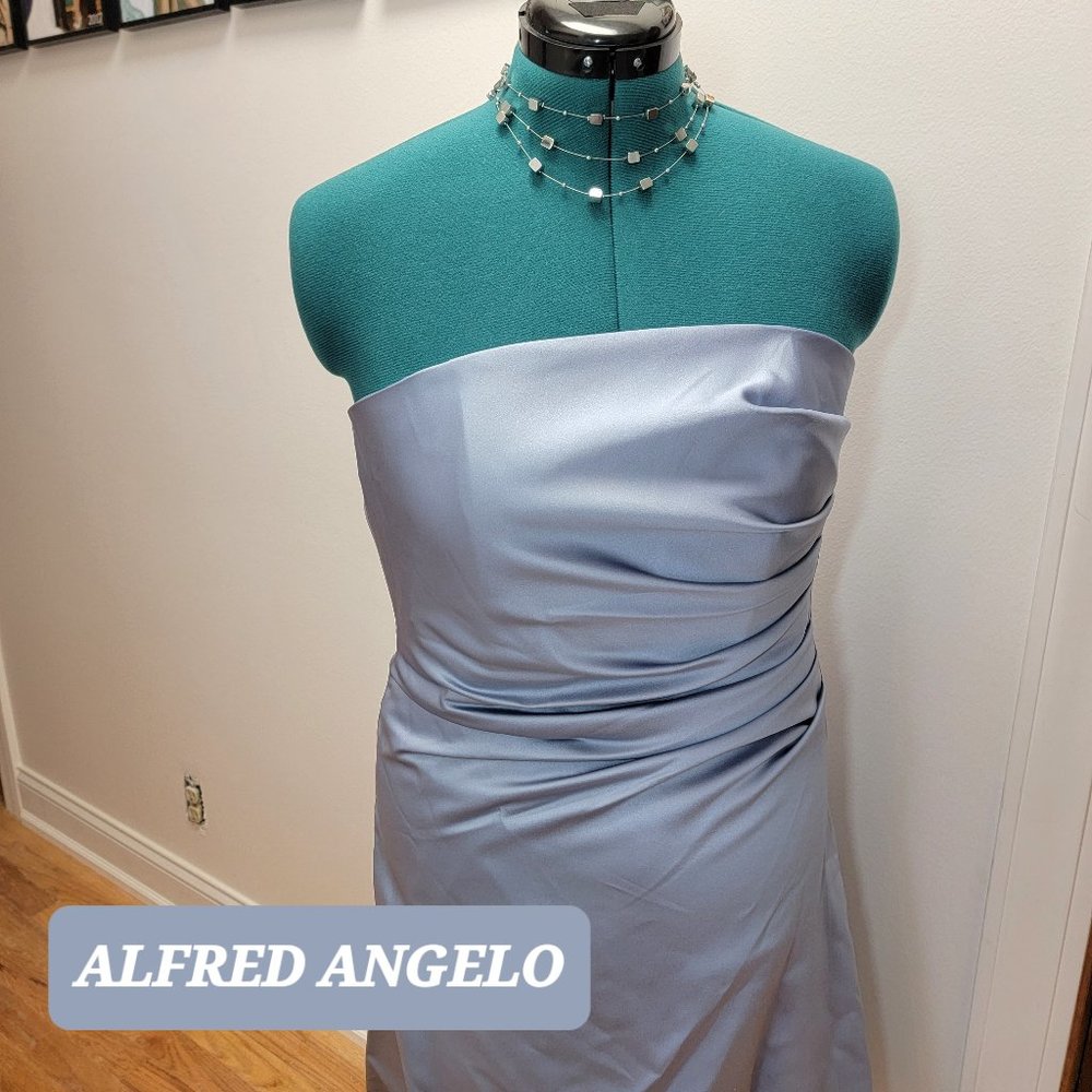 Alfred Angelo dress. Bridesmaid, Prom, Homecoming or cocktail. Small. (Size 8)